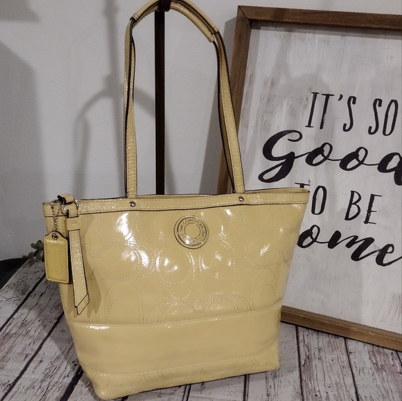 😁 Coach Custard Yellow Patent Leather Signature Stripe Tote Shoulder Bag - Picture 2 of 13